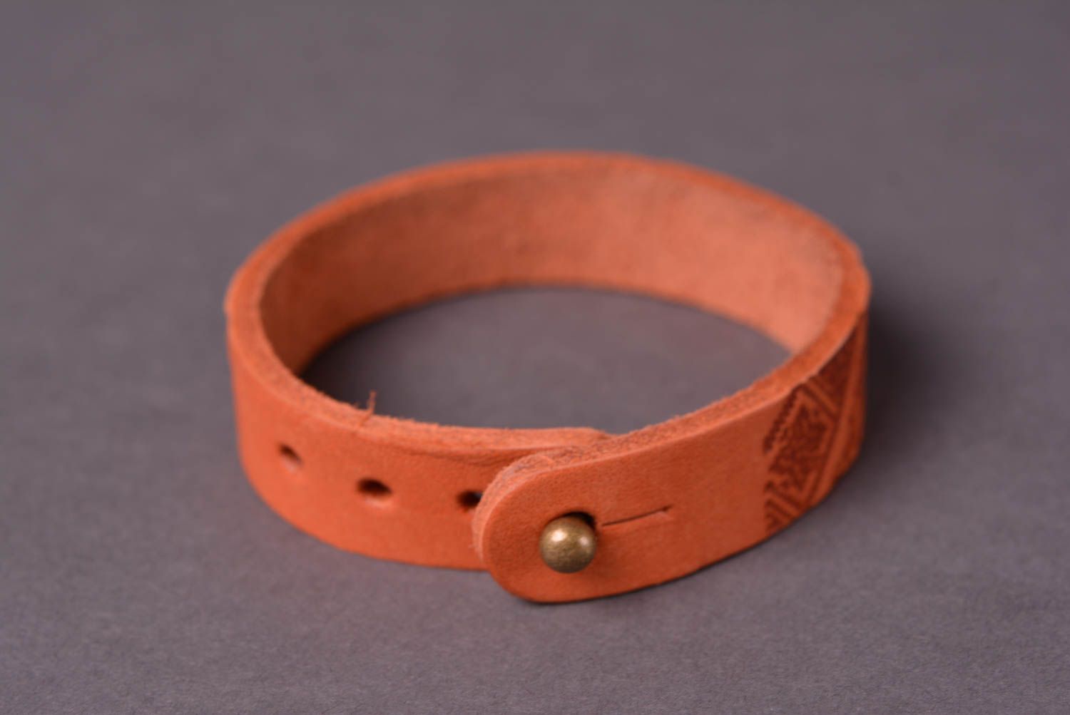 Кожаный браслет ручной работы украшение из кожи браслет на руку с узором фото 4