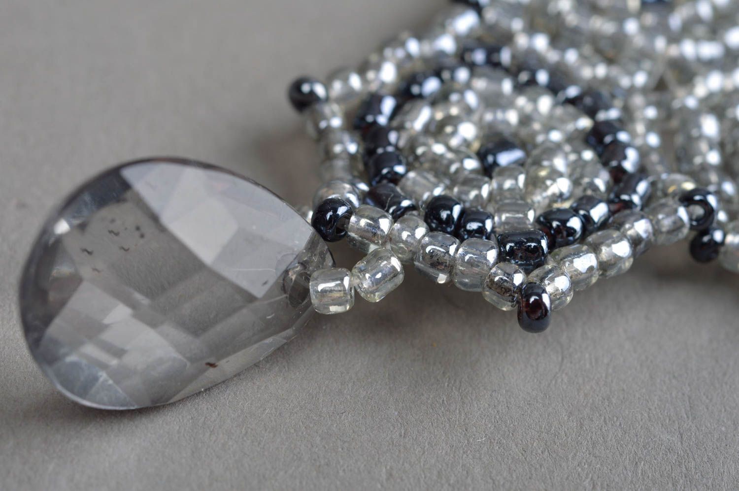Räumige schöne Gehänge Ohrringe aus Glasperlen und Perlen stilvoll handmade foto 5
