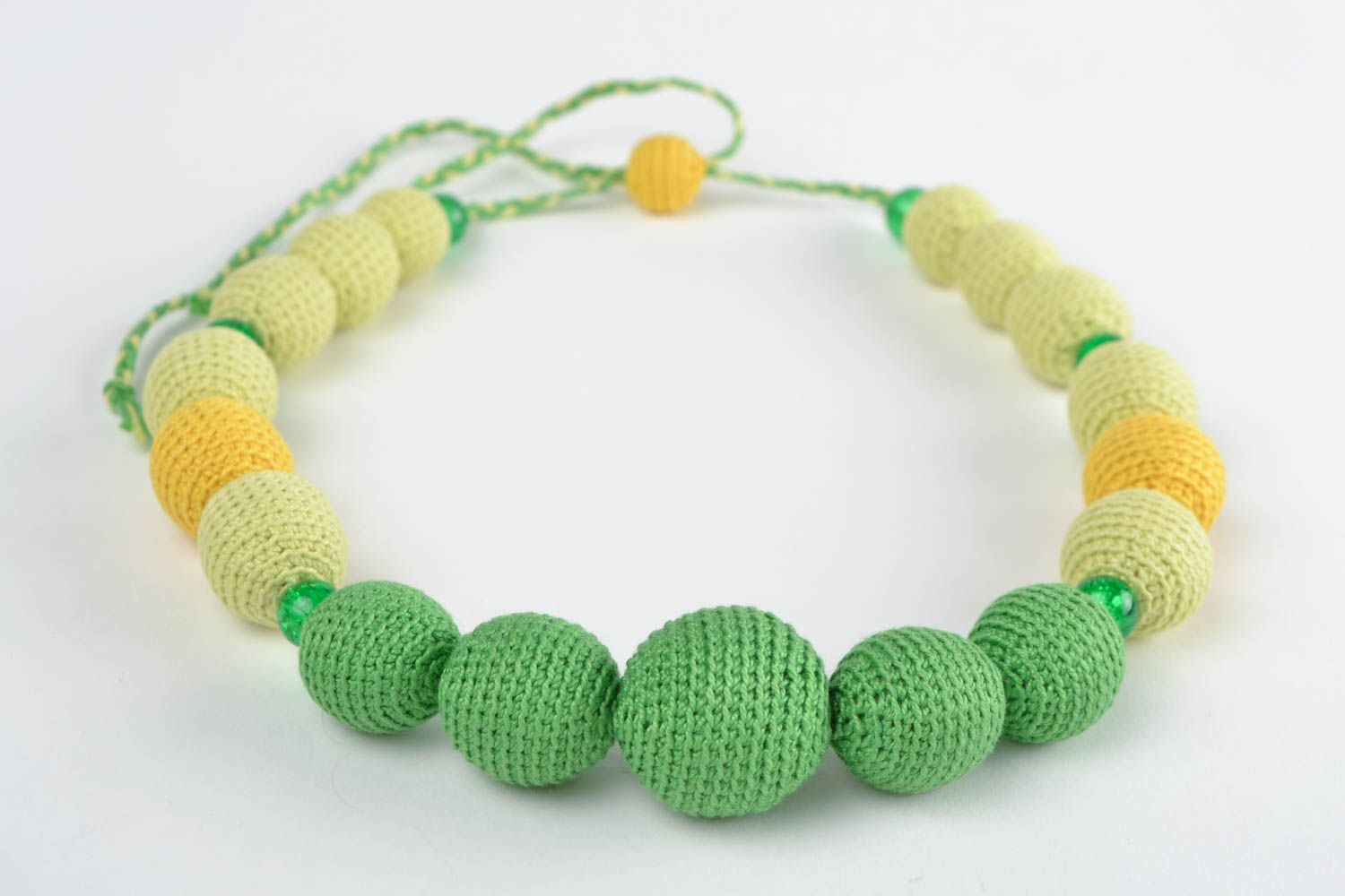 Collier en perles de bois recouvertes de fils de coton vert et jaune fait main photo 3