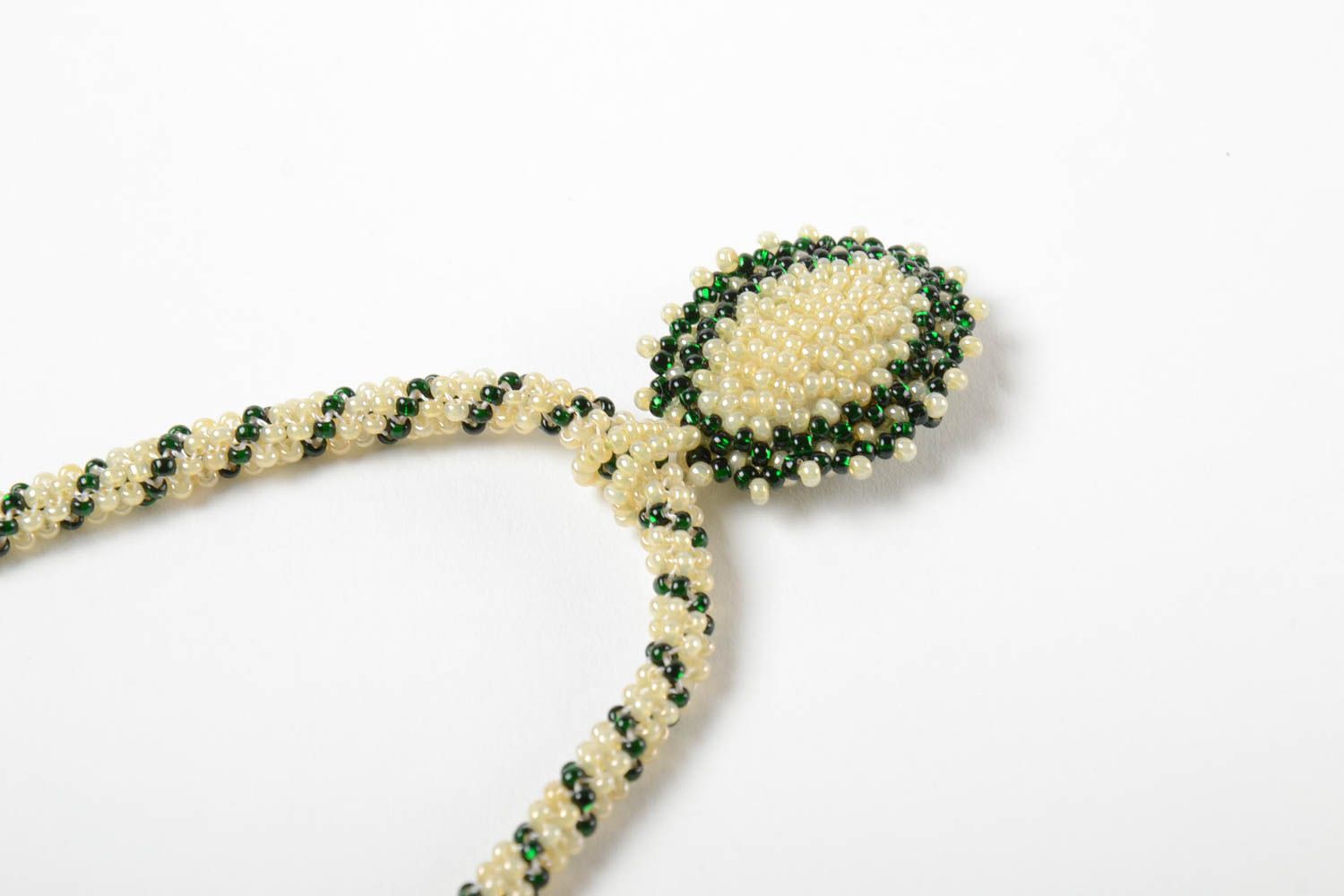 Collier en perles de rocaille avec pendentif vert fait main design élégant photo 3