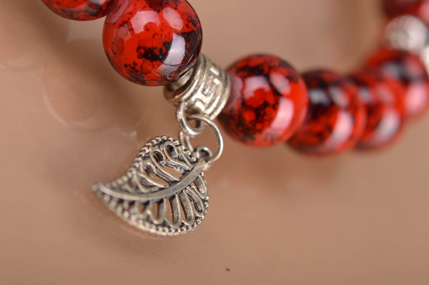 Bracelet en perles de verre avec breloque feuille fait main rouge élégant photo 4