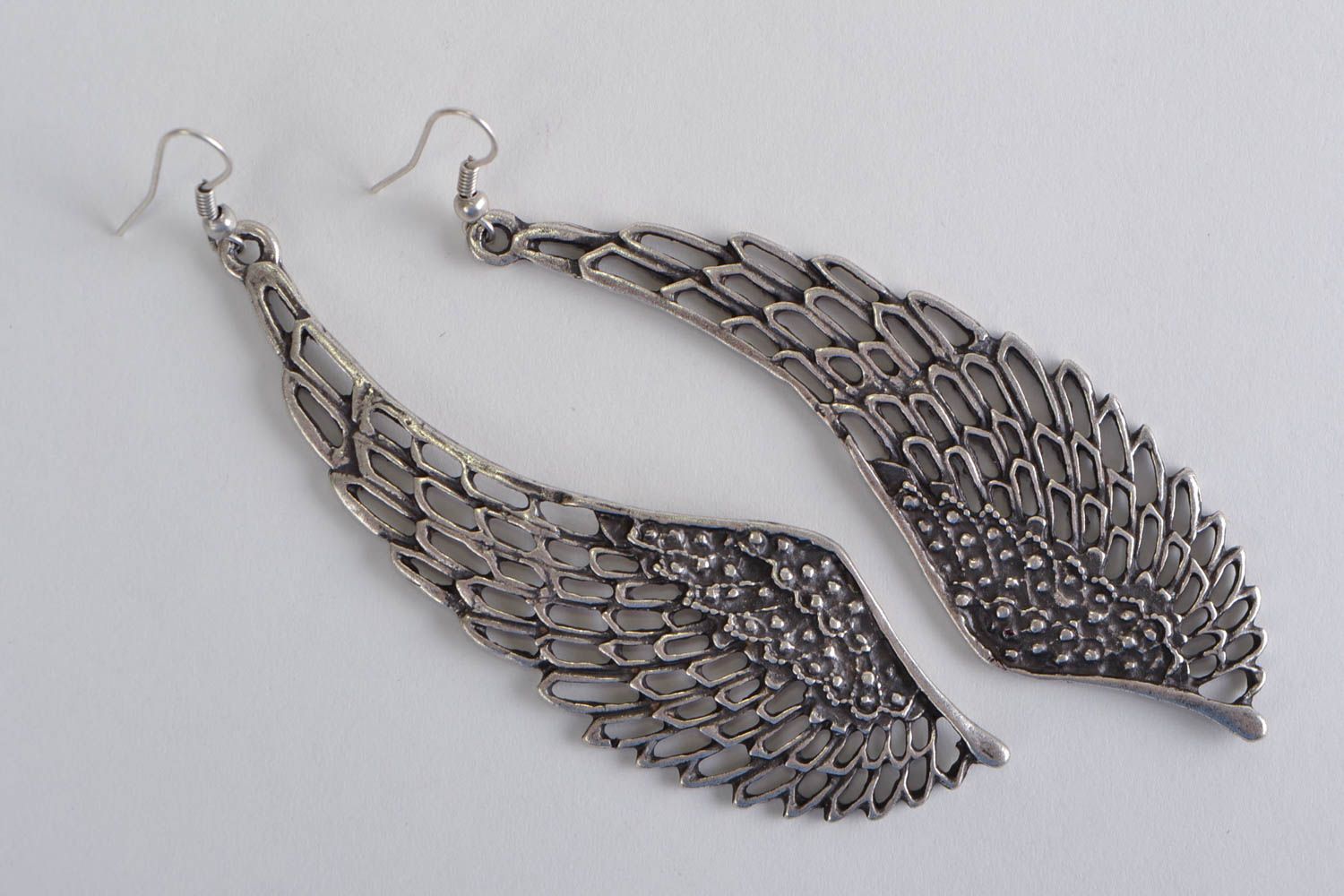 Boucles d'oreilles ailes d'ange métalliques ajourées faites main pendantes photo 1