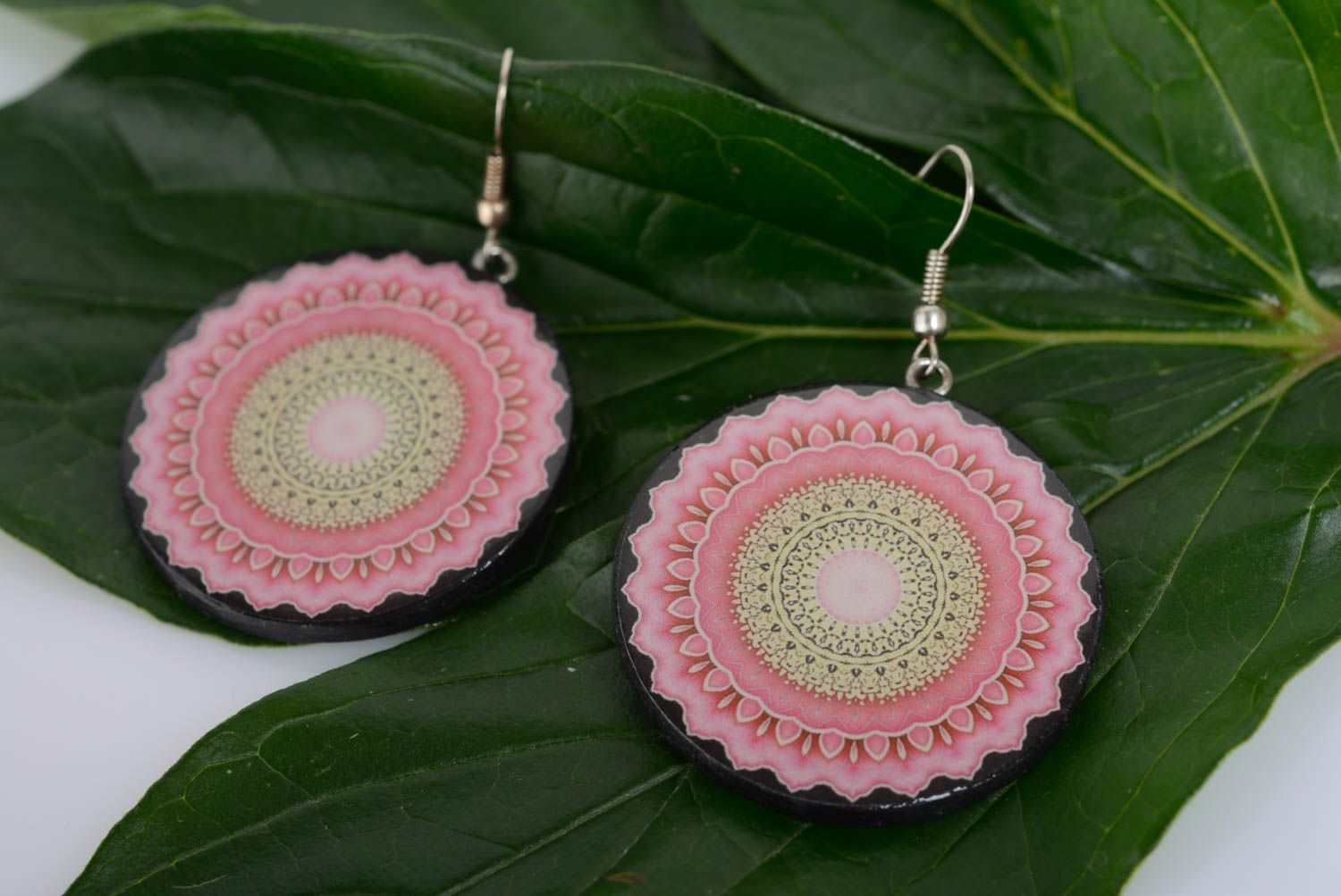 Розовые серьги из полимерной глины в технике декупаж женские красивые ручной работы фото 3