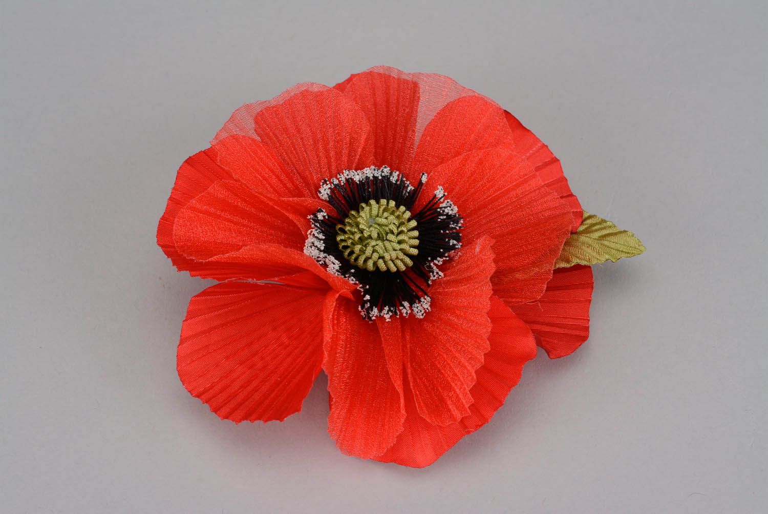 Broche et épingle à fleur rouge de textile  photo 1
