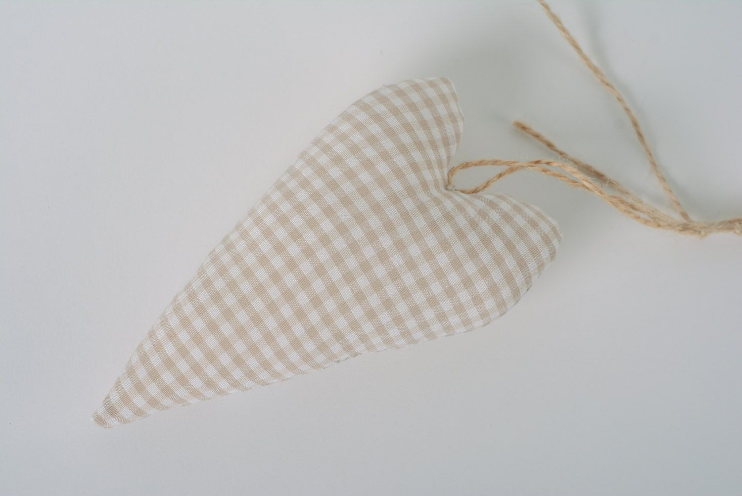 Тканевая подвеска для интерьера в виде сердца с вышивкой ручной работы коричневое фото 4