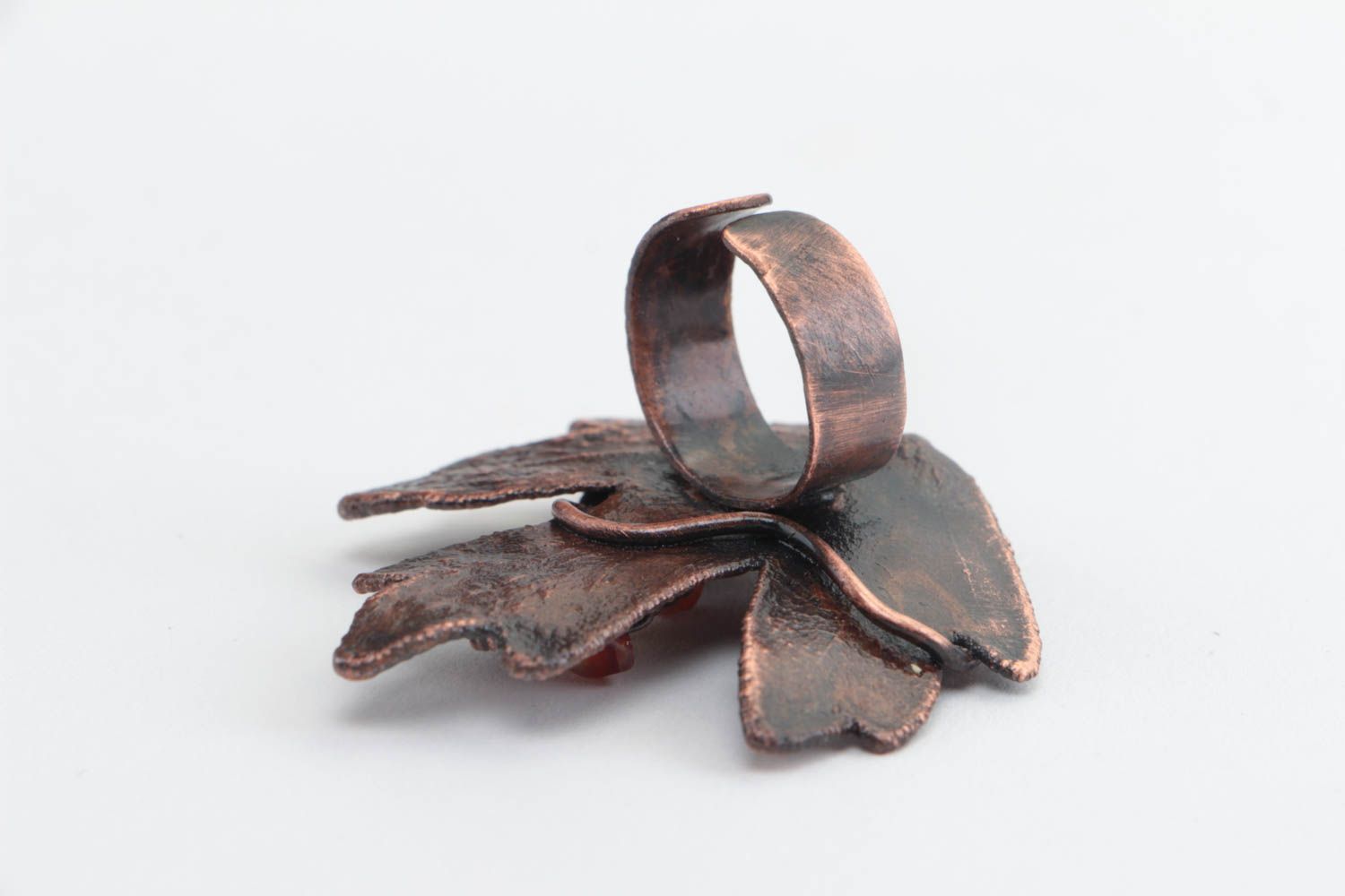 Handgemachter regulierbarer Kupfer Ring mit Naturstein in Form vom Ahornblatt foto 3
