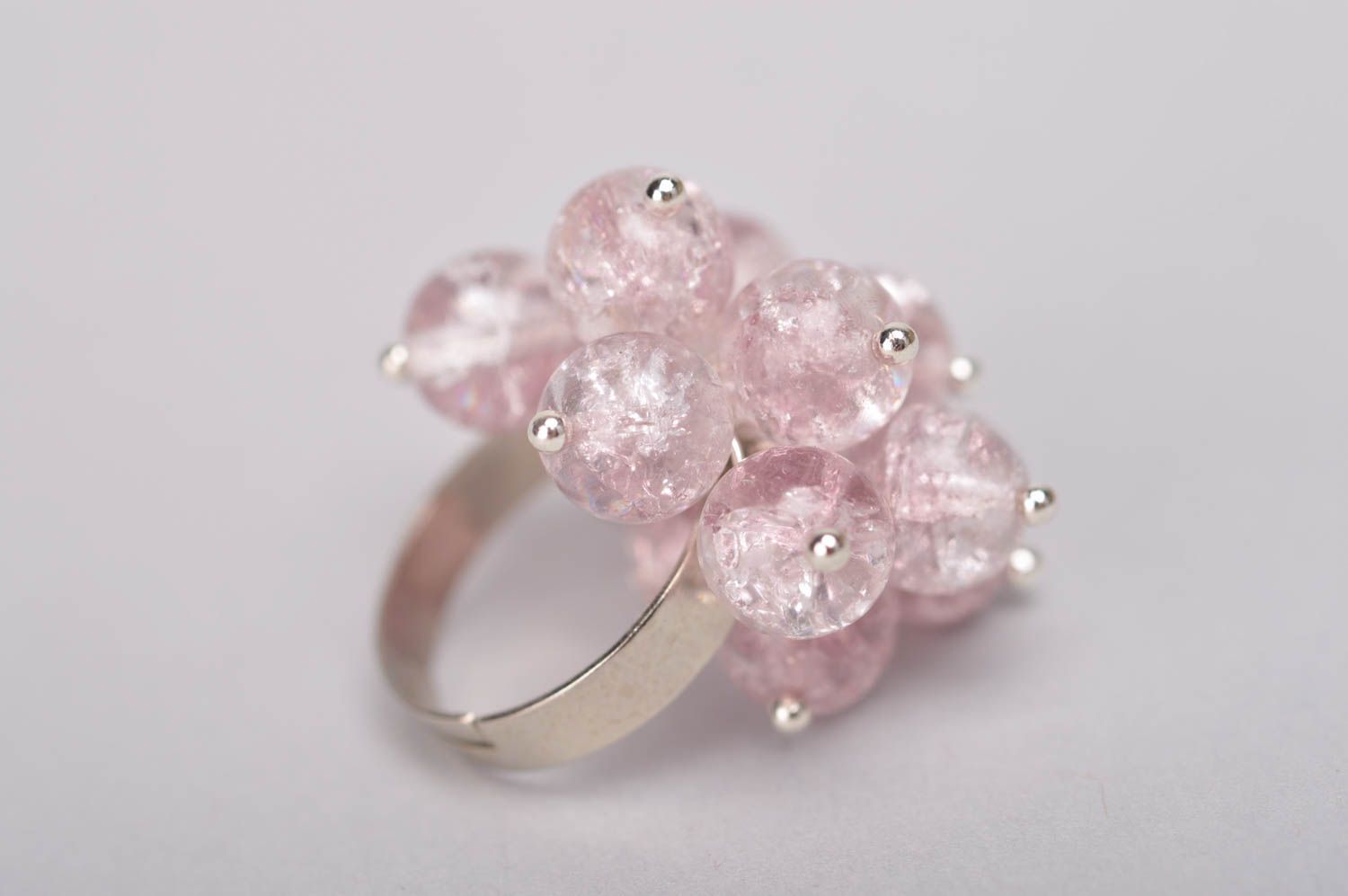Кольцо из круглых бусин розовое нежное красивое необычное женское ручной работы фото 5
