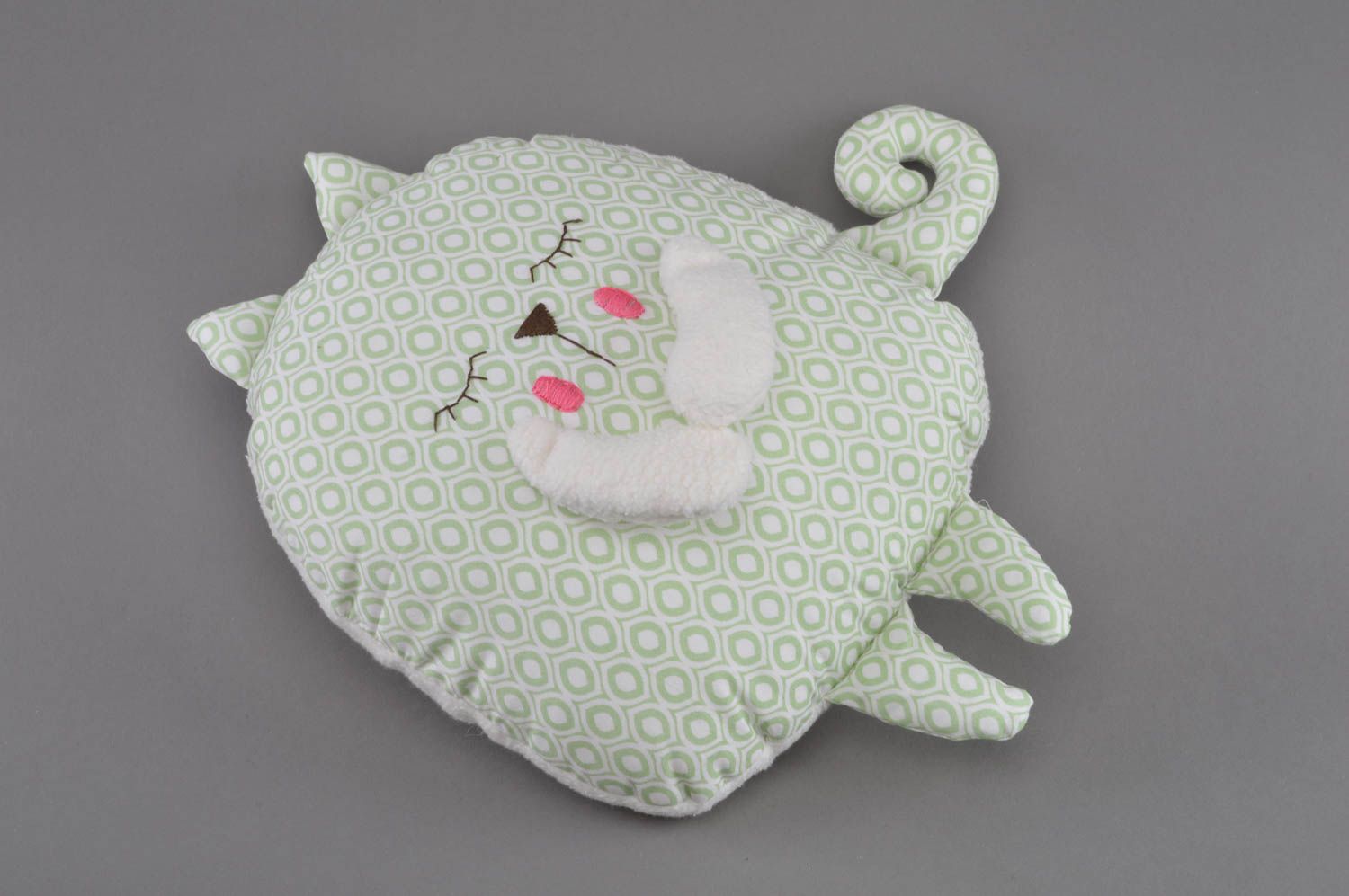 Интерьерная игрушка-подушка из хлопковой ткани ручной работы салатовый котик фото 3