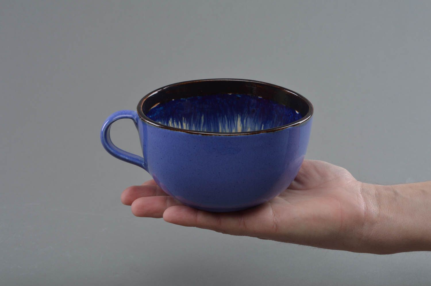 Kleine blaue mit Glasur bemalte handgemachte Tasse aus Porzellan für Tee foto 4