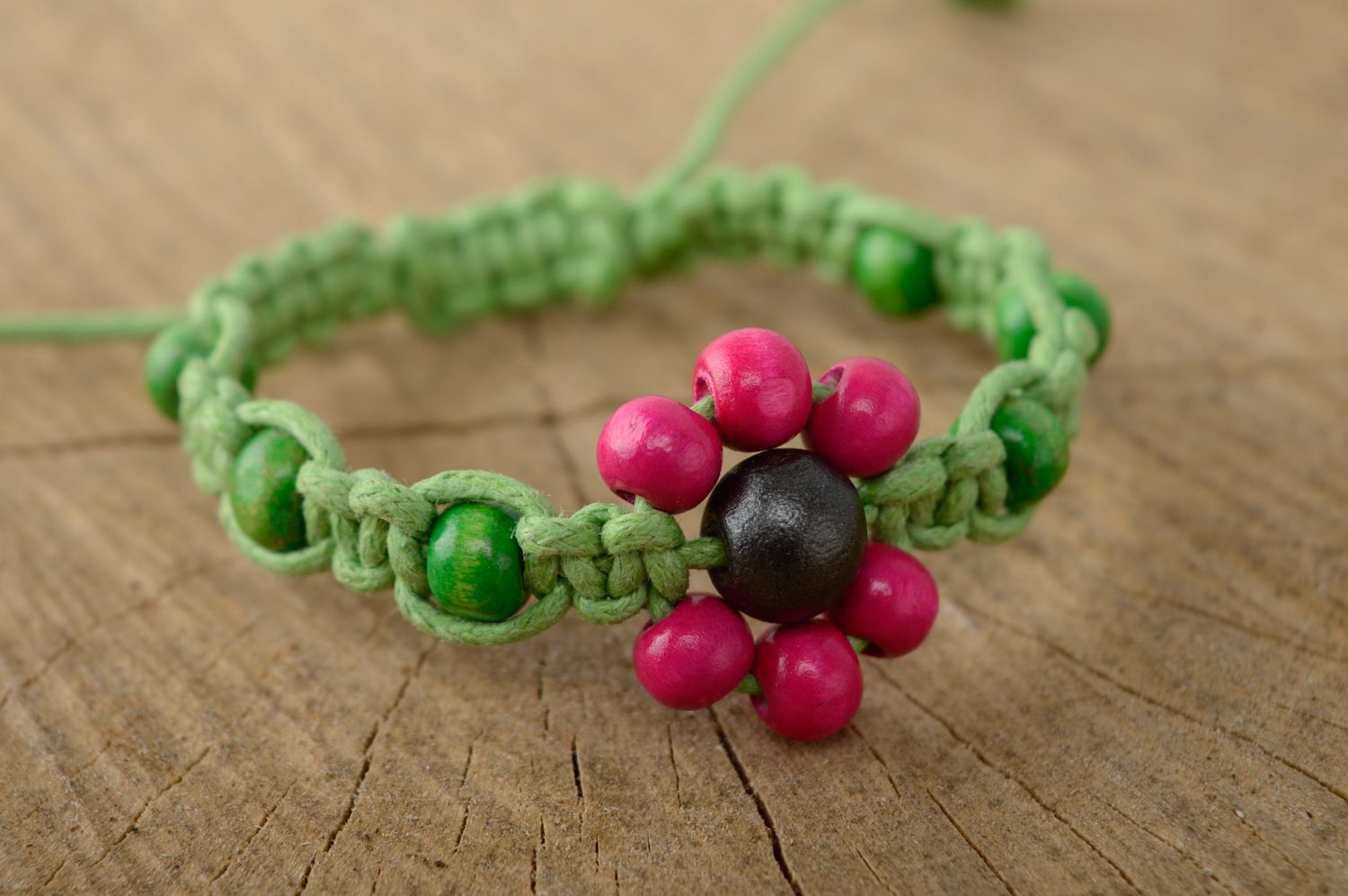 Bracelet en macramé original lacet vert ciré et perles en bois fait main photo 1