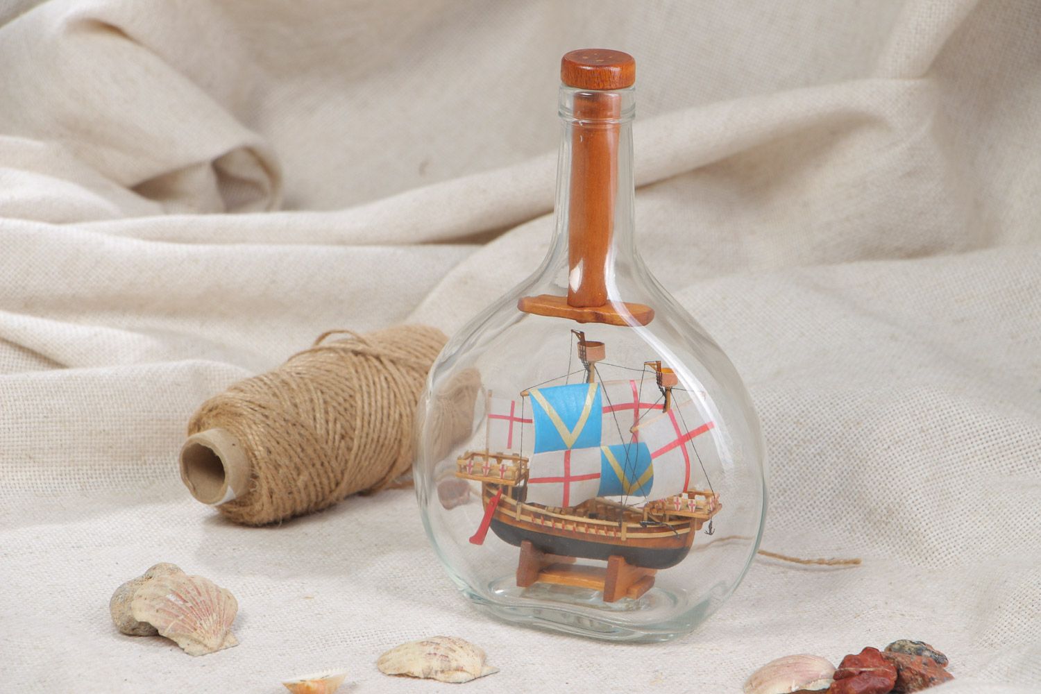 Petit bateau en bouteille de verre fait main décoration pour maison style marin photo 1