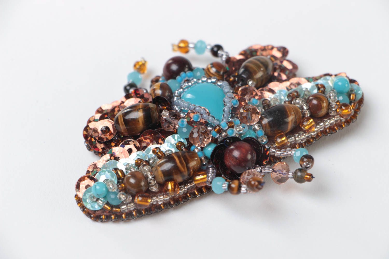 Объемная брошь с вышивкой бисером и камнями ручной работы в виде жука голубая фото 3