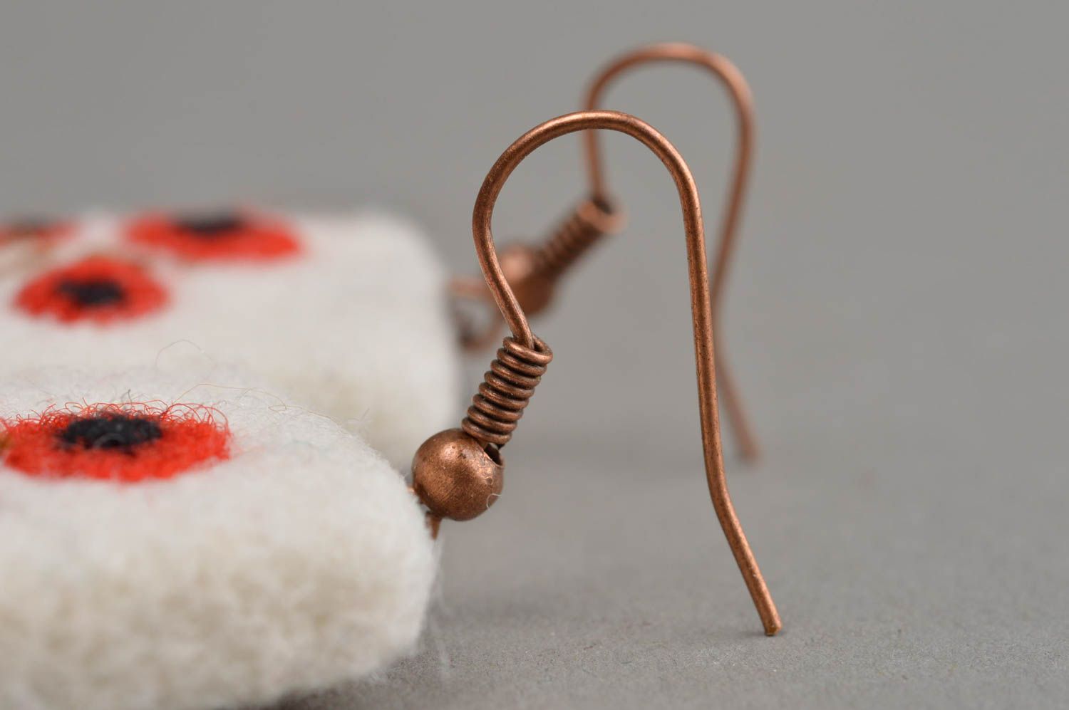 Boucles d'oreilles rectangulaires blanches avec pavots laine feutrée faites main photo 2