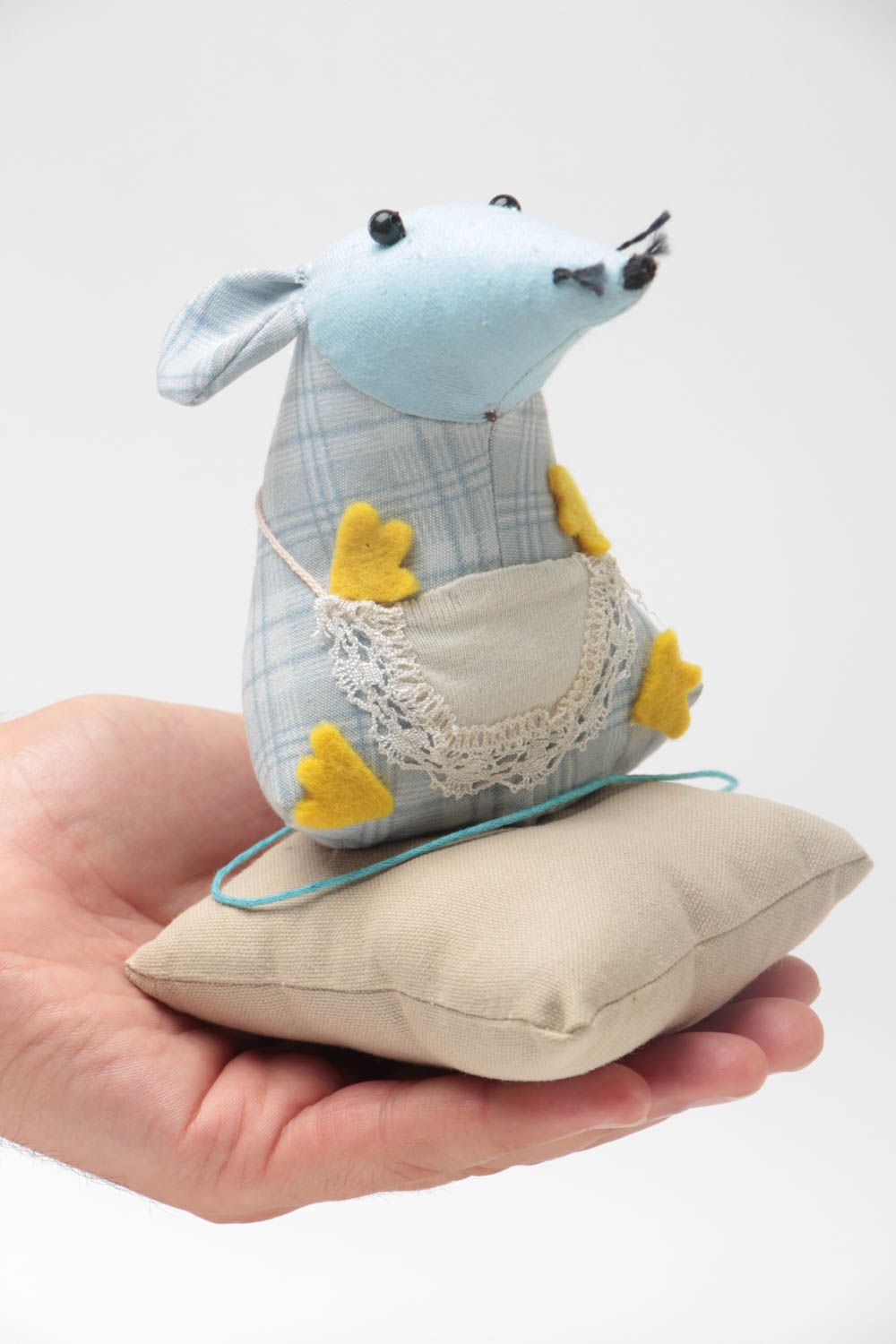 Мягкая игрушка крыска на подушке из ткани ручной работы милая в голубых тонах фото 5
