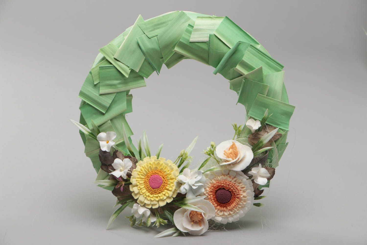 Corona para puerta con flores de arcilla polimérica artesanal  foto 2
