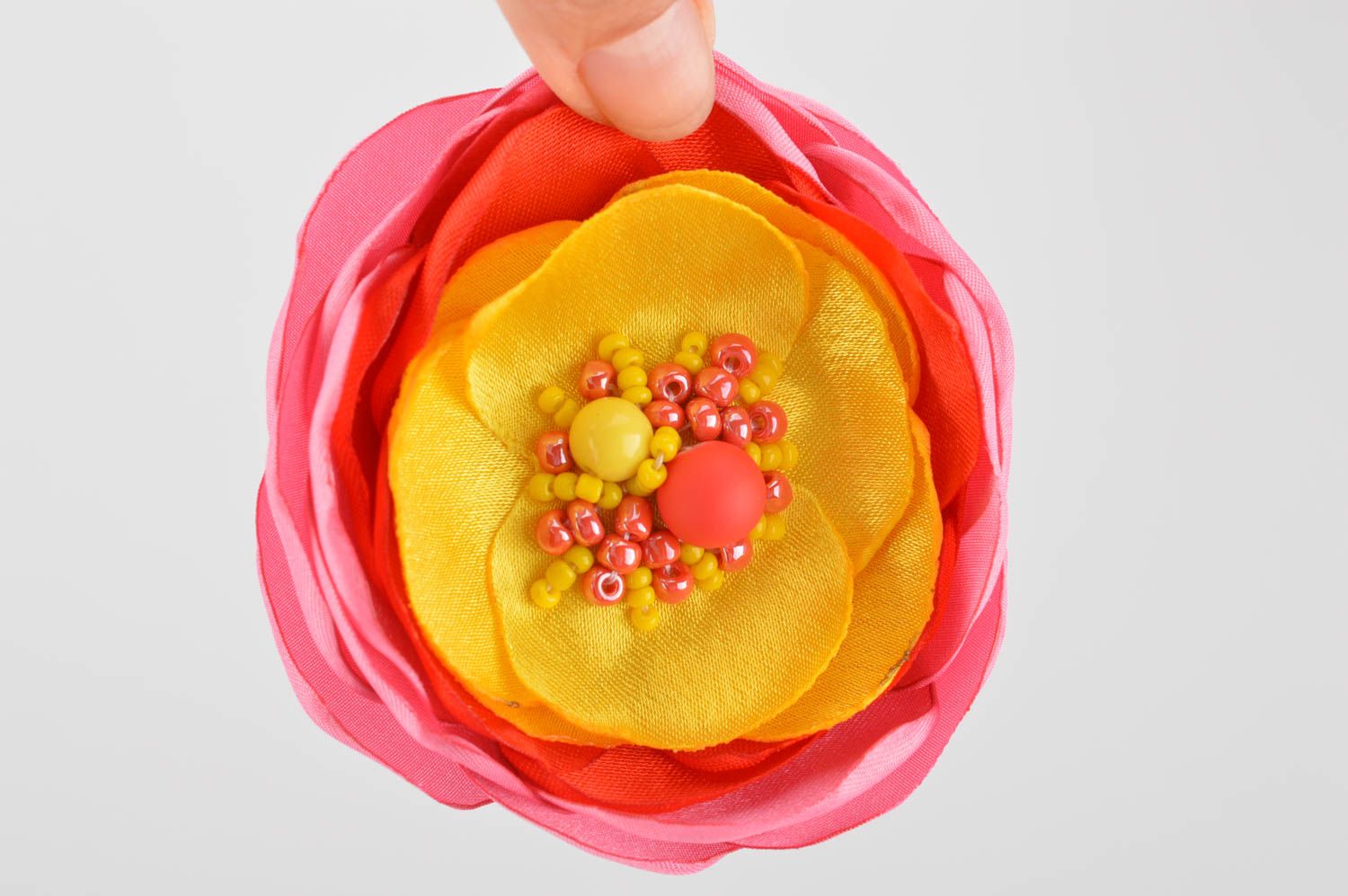 Яркая шифоновая заколка в виде цветка ручной работы красивая с бисером фото 3