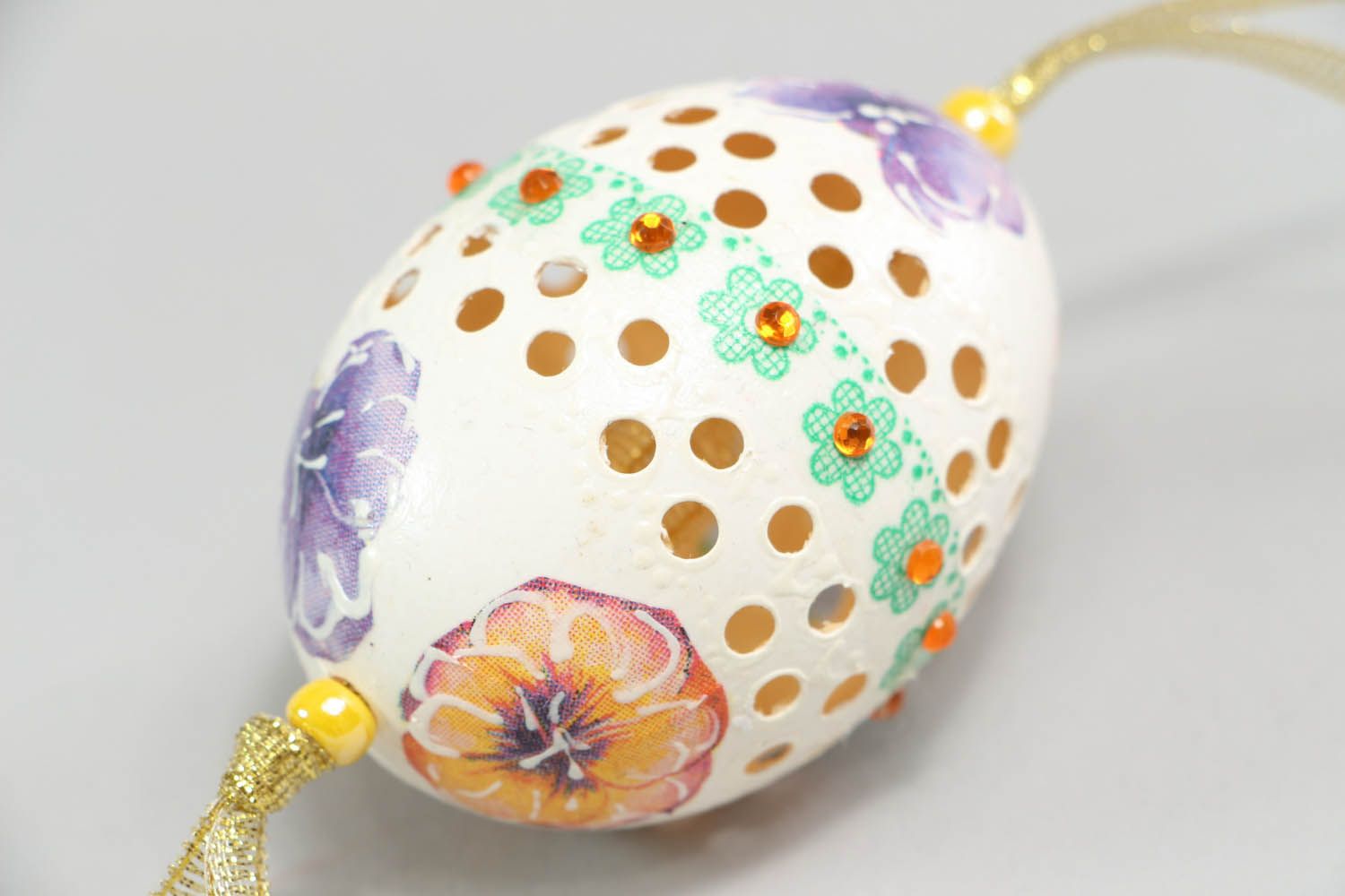 Pingente de Páscoa feito de casca de ovo decorado com um padrão na técnica de decoupage foto 3