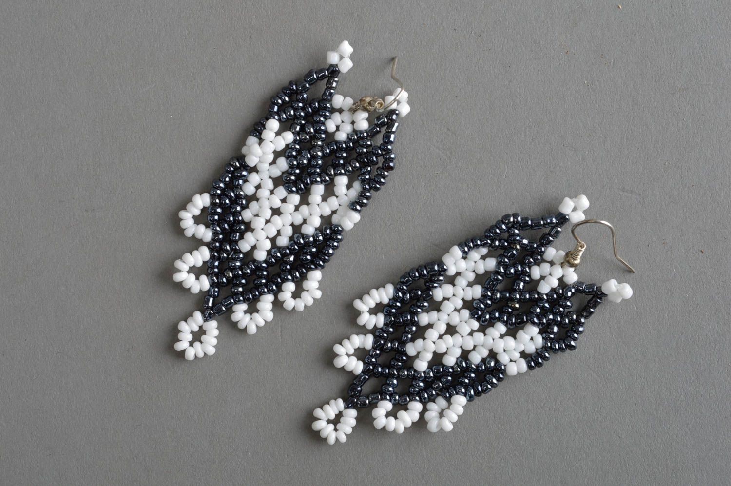 Boucles d'oreilles en perles de rocaille pendantes larges noir-blanc faites main photo 2