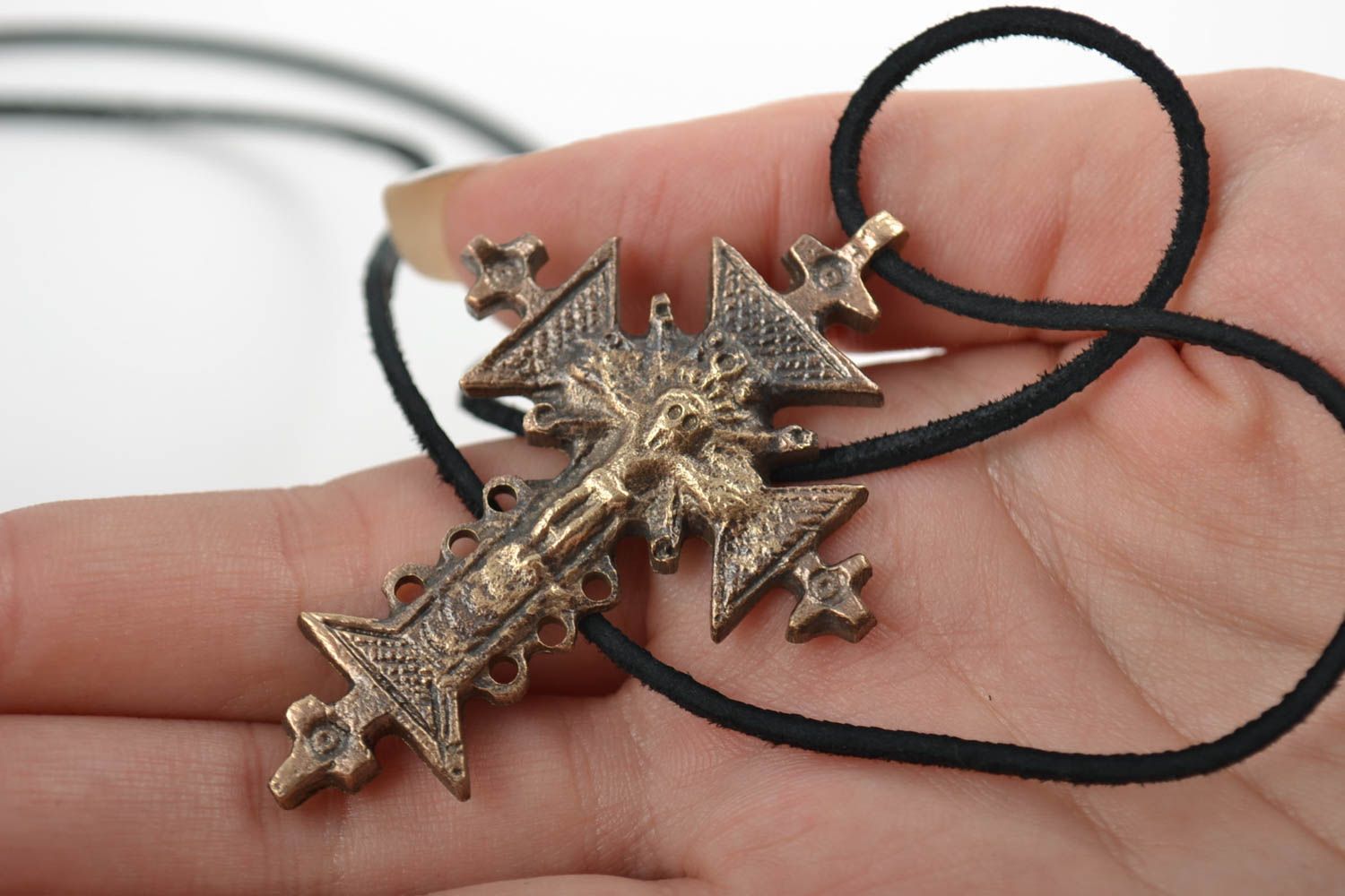 Croix pectorale en bronze moulée faite main design pendentif sur lacet noir photo 2