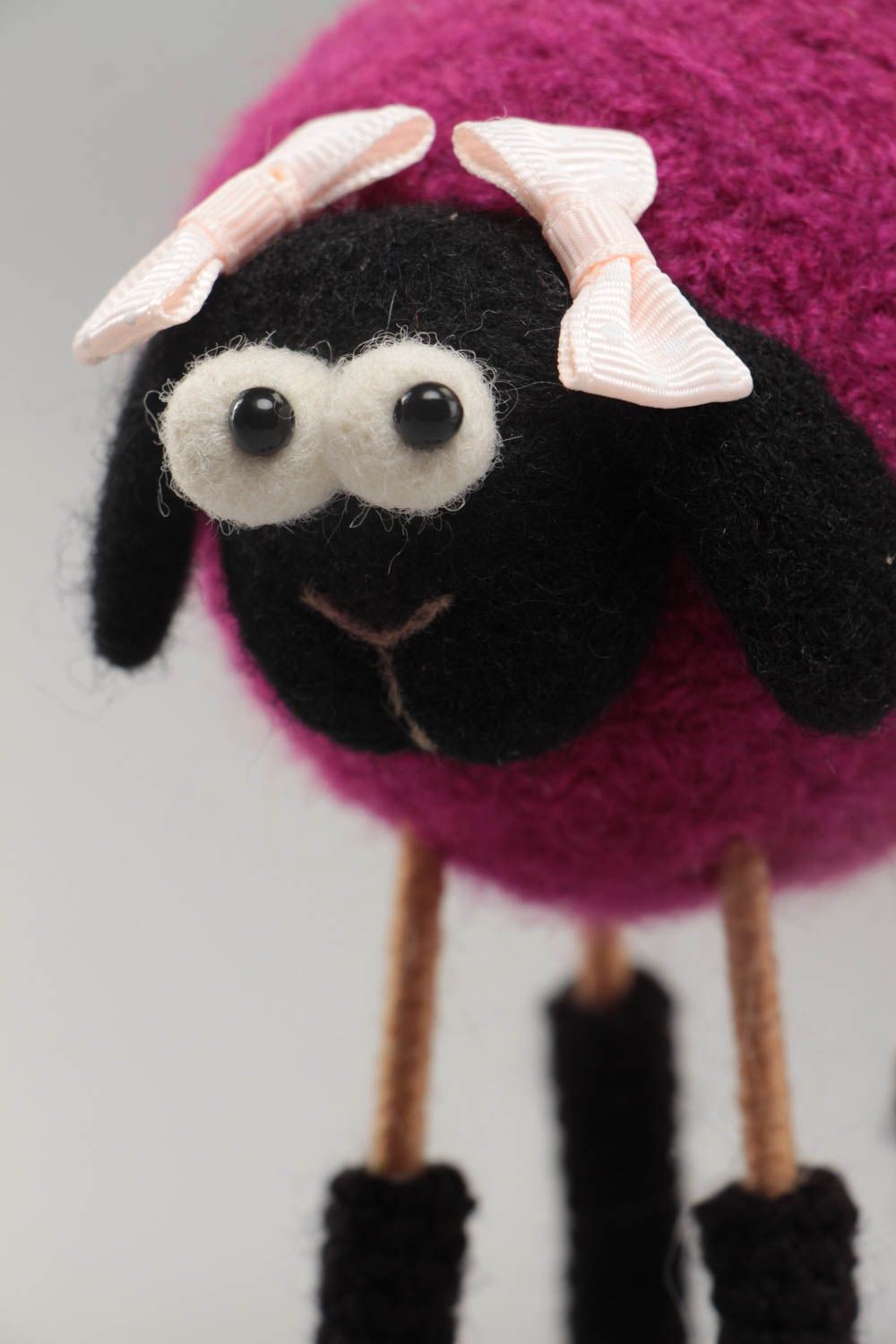 Мягкая вязаная игрушка овечка ручной работы авторская красивая малиновая с черным фото 3