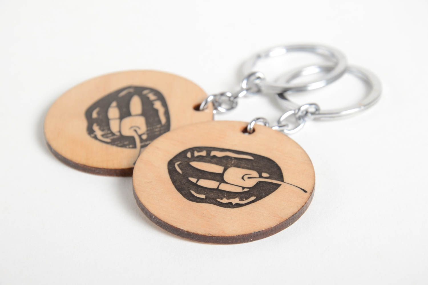 Porte-clés en bois faits main ronds avec lèvres 2 pièces Accessoires design photo 4