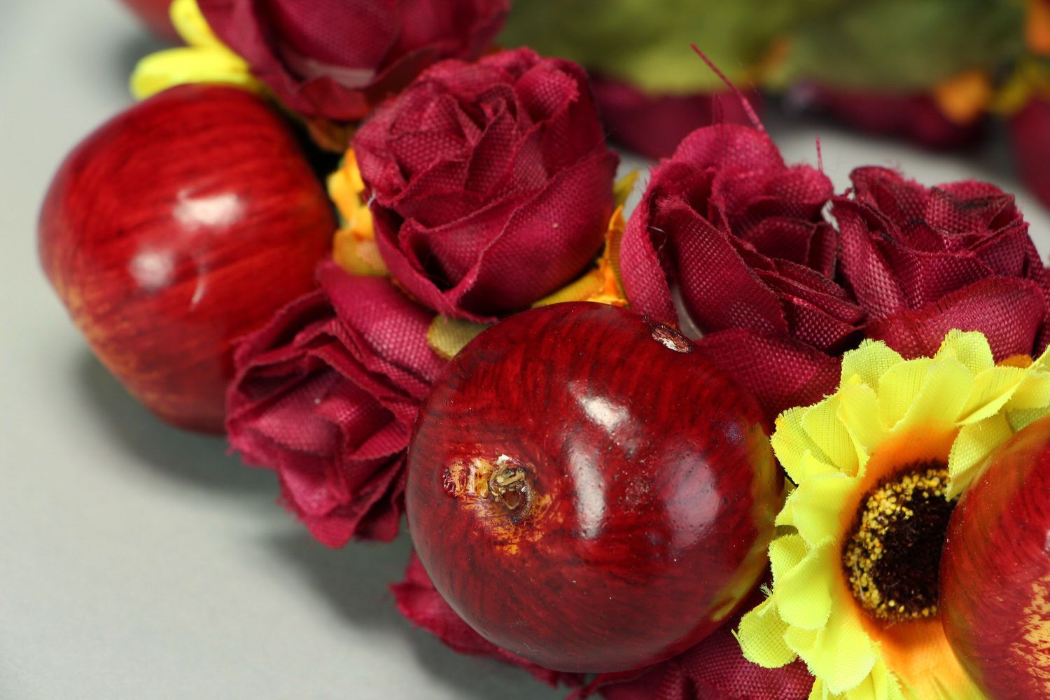 Обруч с искусственными цветами и яблоками фото 4