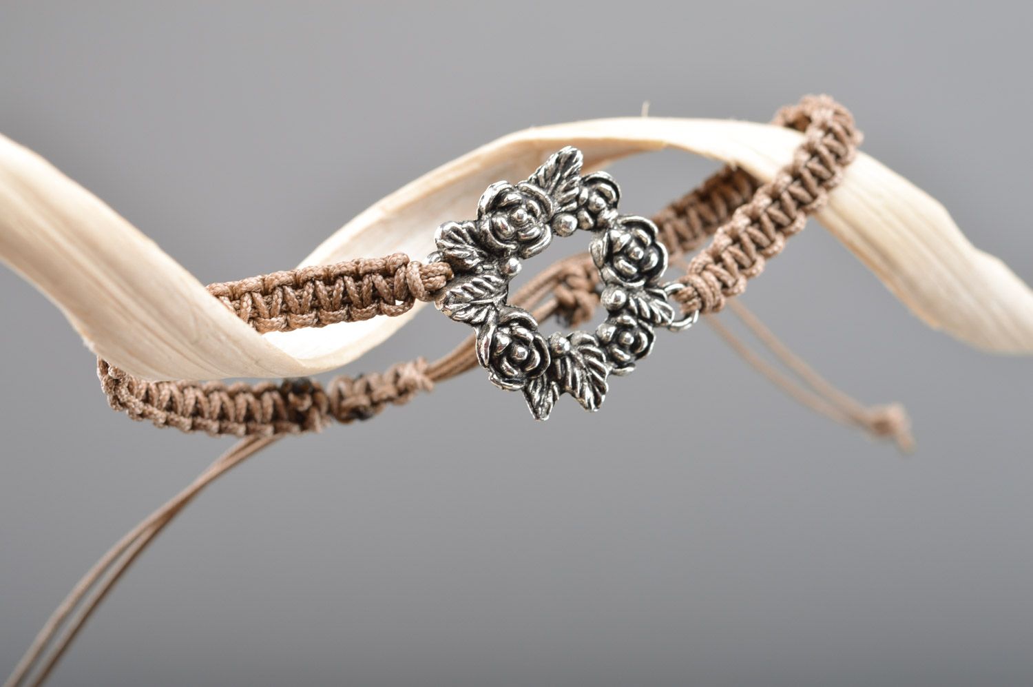 Bracelet tressé en fils macramé fait main avec couronne de fleurs métallique photo 5