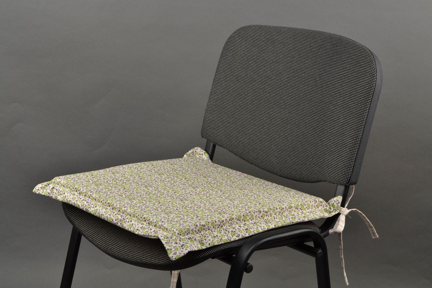 Coussin pour chaise artisanal aux motifs imprimés photo 2