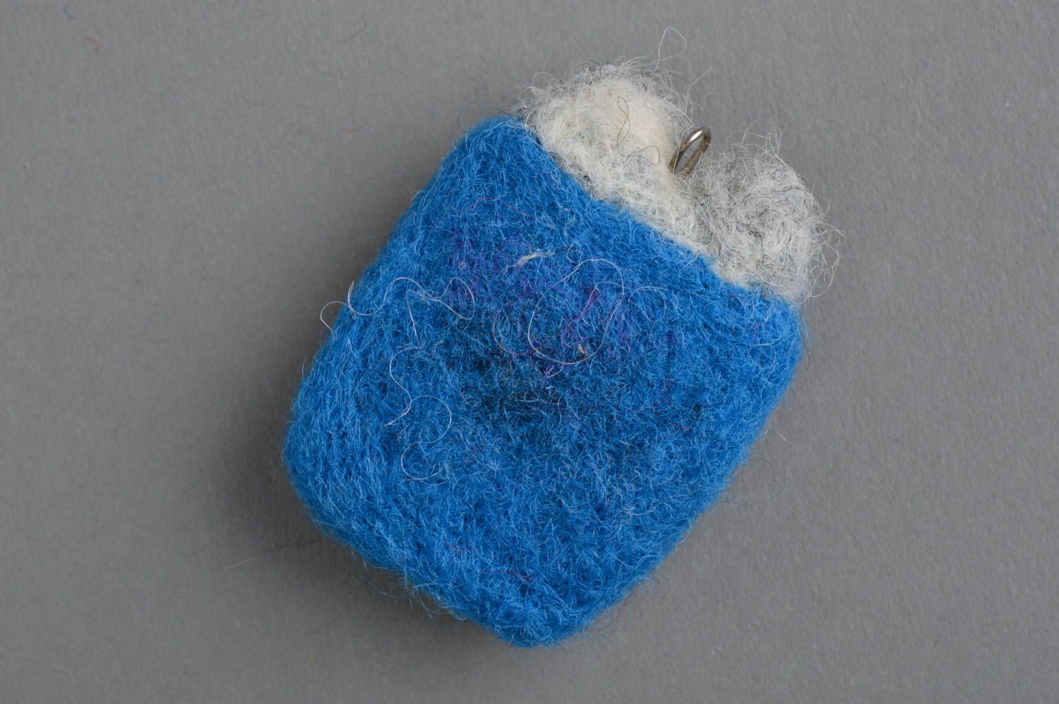 Schöner origineller blauer ungewöhnlicher handgemachter Anhänger aus Wolle foto 4