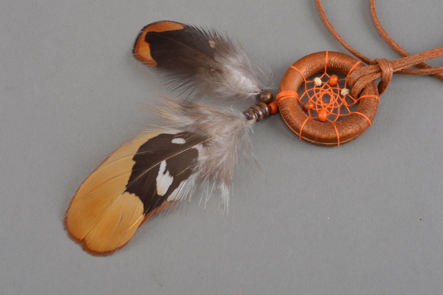 Ловец Снов кулон из дерева с натуральными перьями ручной работы Оранжевый омут фото 2