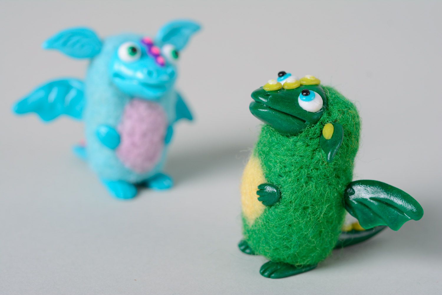 Handmade Spielzeug Drache in Grün aus Wolle gewalkt und Polymerton lustig foto 4