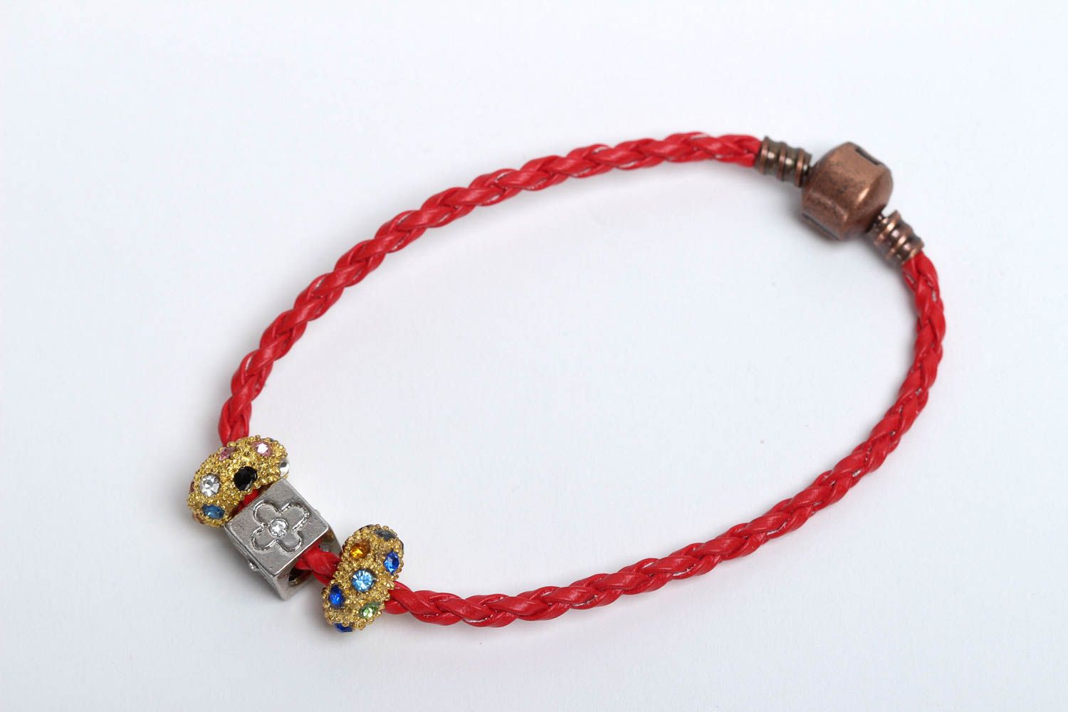Bracelet textile rouge Bijou fait main pièces métalliques Accessoire femme photo 2