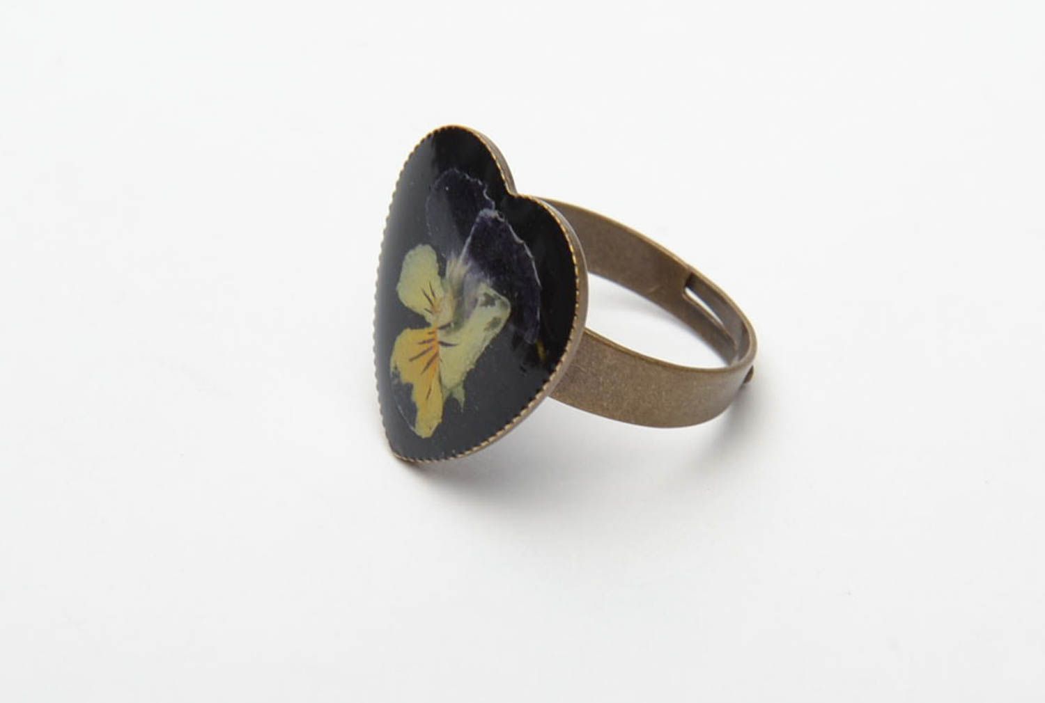 Heart shaped ring with real flowers photo 3