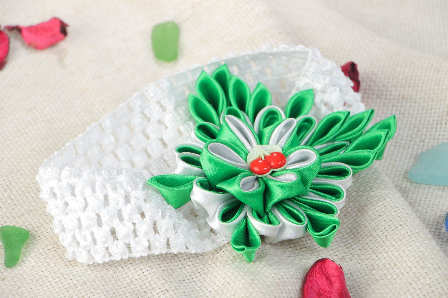 Красивая повязка на голову с цветком в технике канзаши ручной работы белая с зеленым фото 1