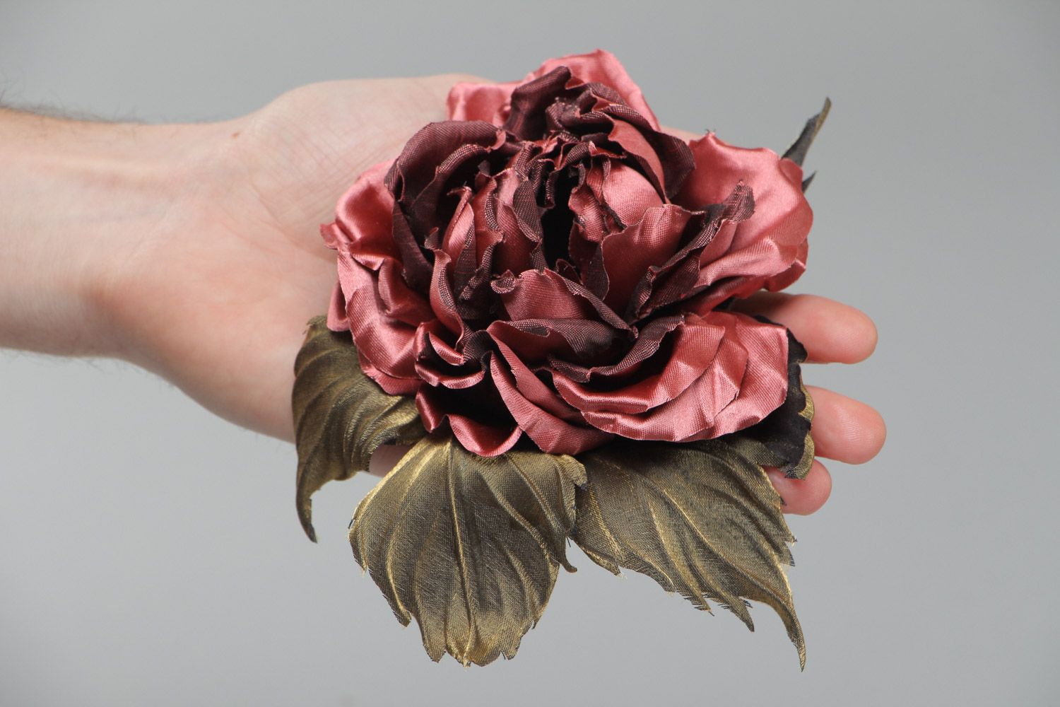 Красивая текстильная брошь в виде бордовой розы из атласа ручной работы фото 5