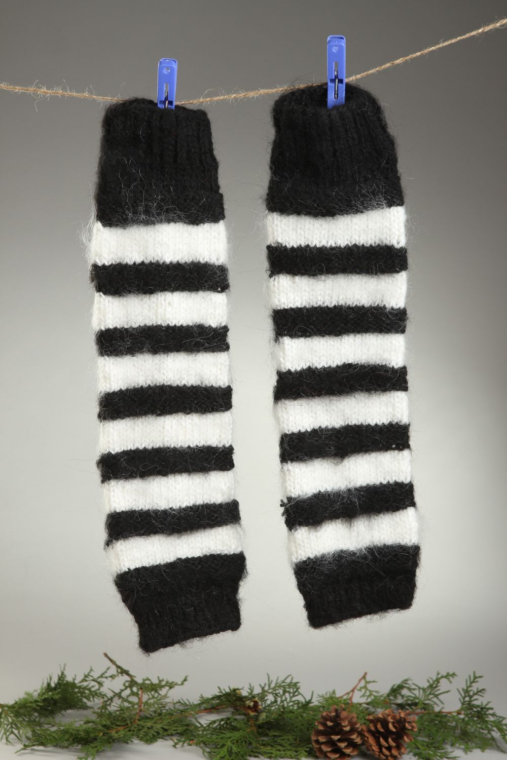Handmade weiß schwarze Beinstulpen Accessoire für Frauen Beinstulpen Wolle  foto 1