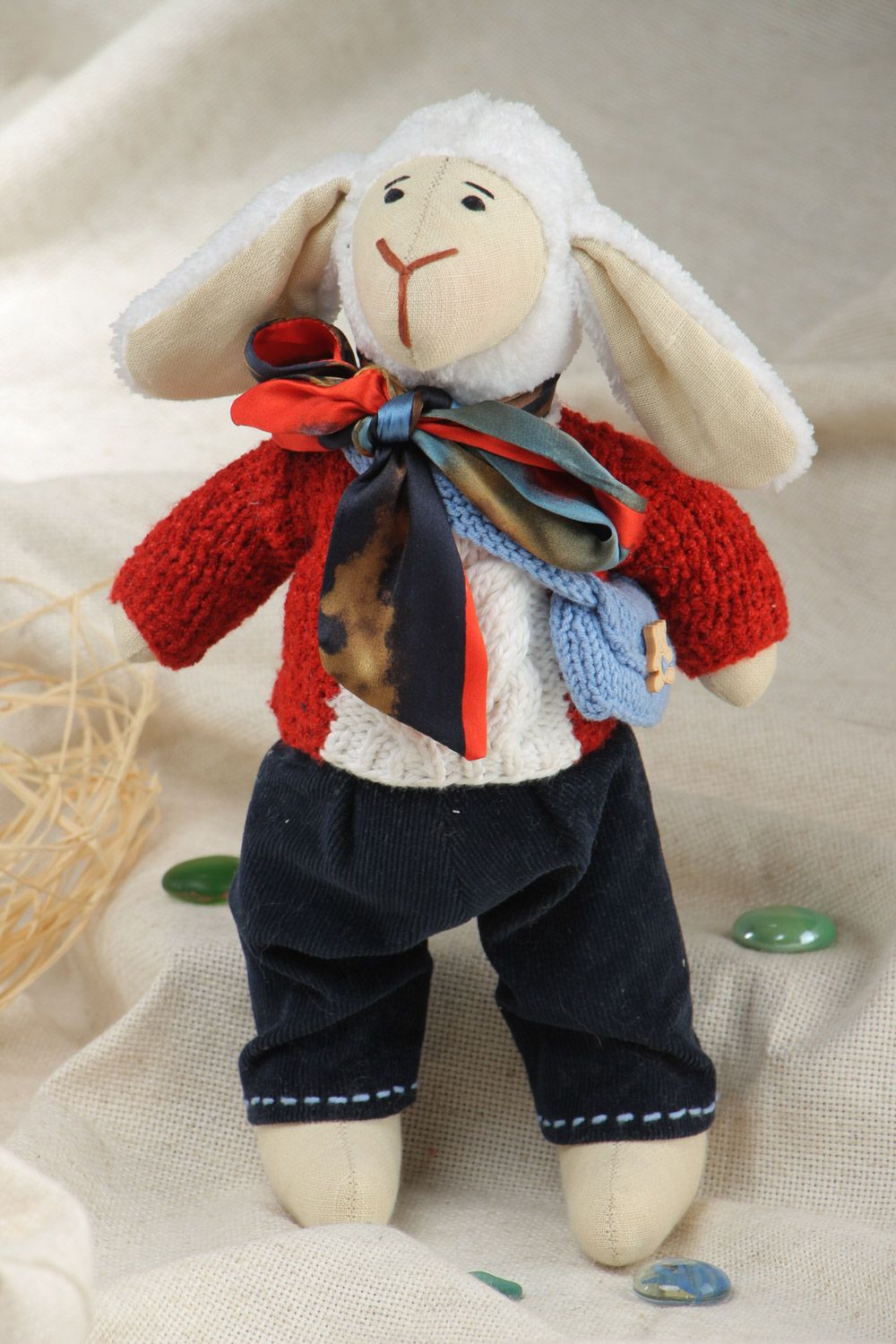 Красивая мягкая игрушка барашек ручной работы из льна в вязаном костюме фото 1