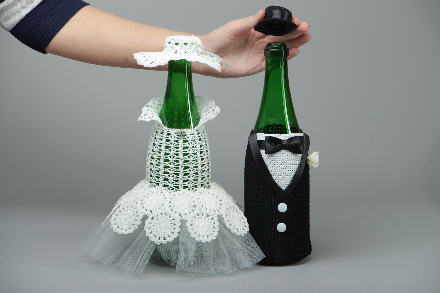 Tenues de mariés pour bouteilles de champagne tricotées au crochet photo 4
