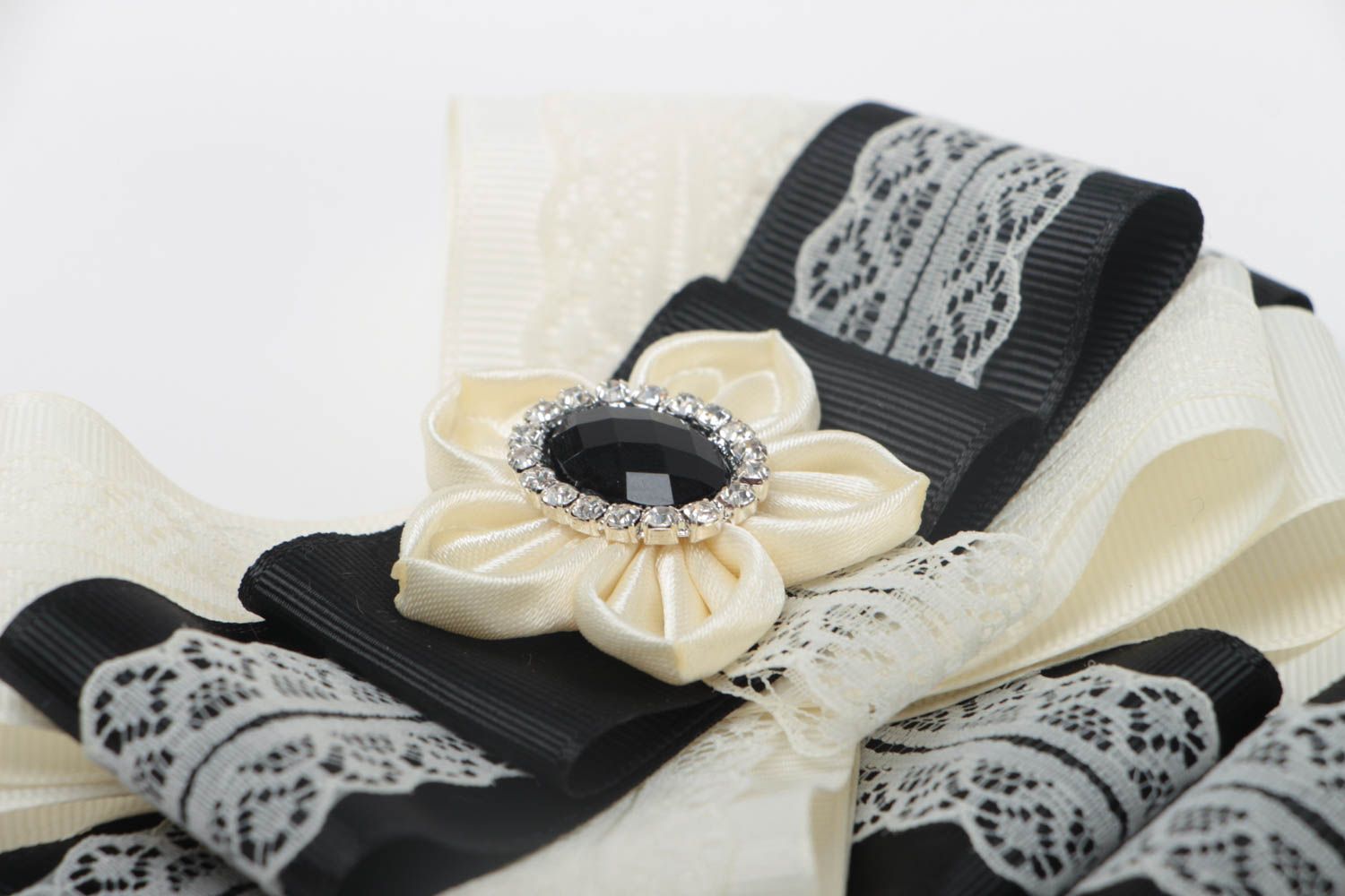 Grande broche noeud blanc noir en rubans de satin avec dentelle faite main photo 3