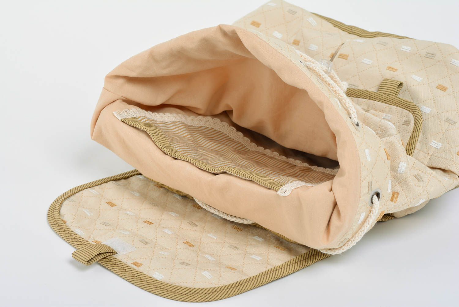 Женский рюкзак бежевого цвета из ткани с двумя карманами ручной работы фото 4