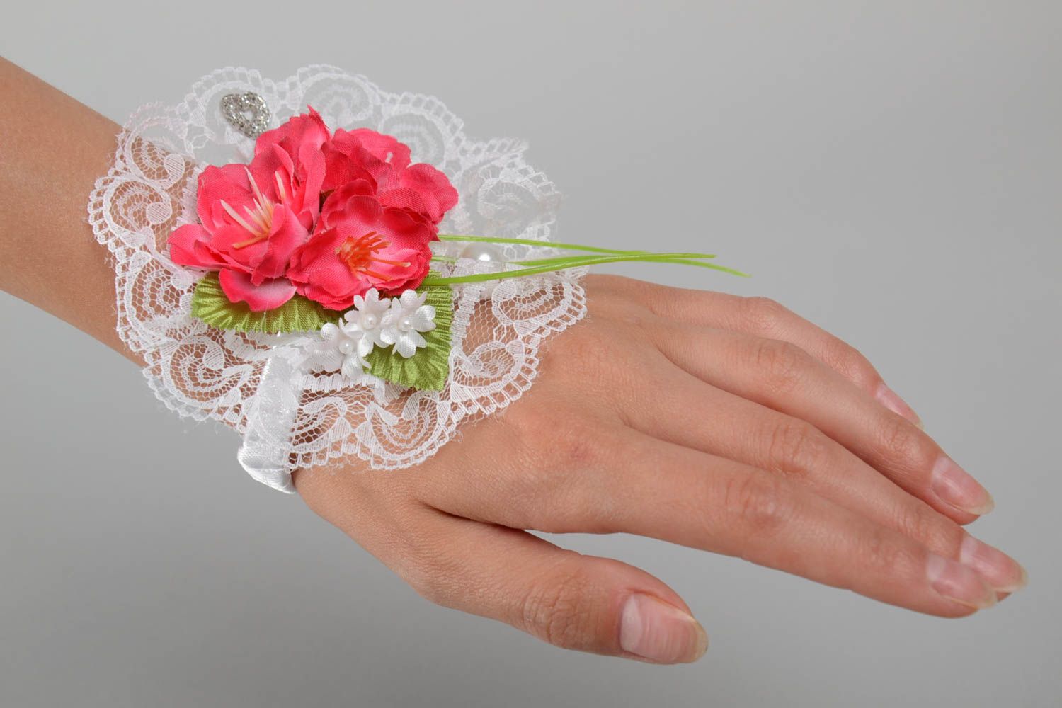 Handmade Hochzeit Armband aus Kunstblumen mit Spitze und Plastikelementen foto 2