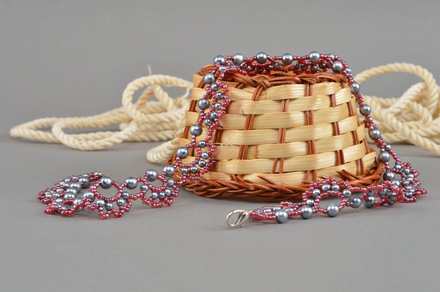 Необычное ожерелье из бисера и бусин нарядное для девушки ручной работы фото 1