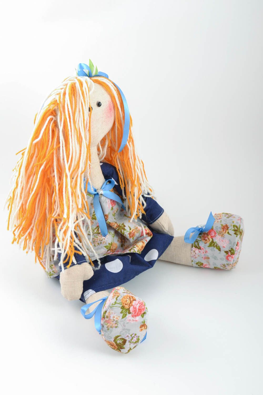 Juguete de tela natural artesanal decorativo cosido a mano muñeco de niña foto 2