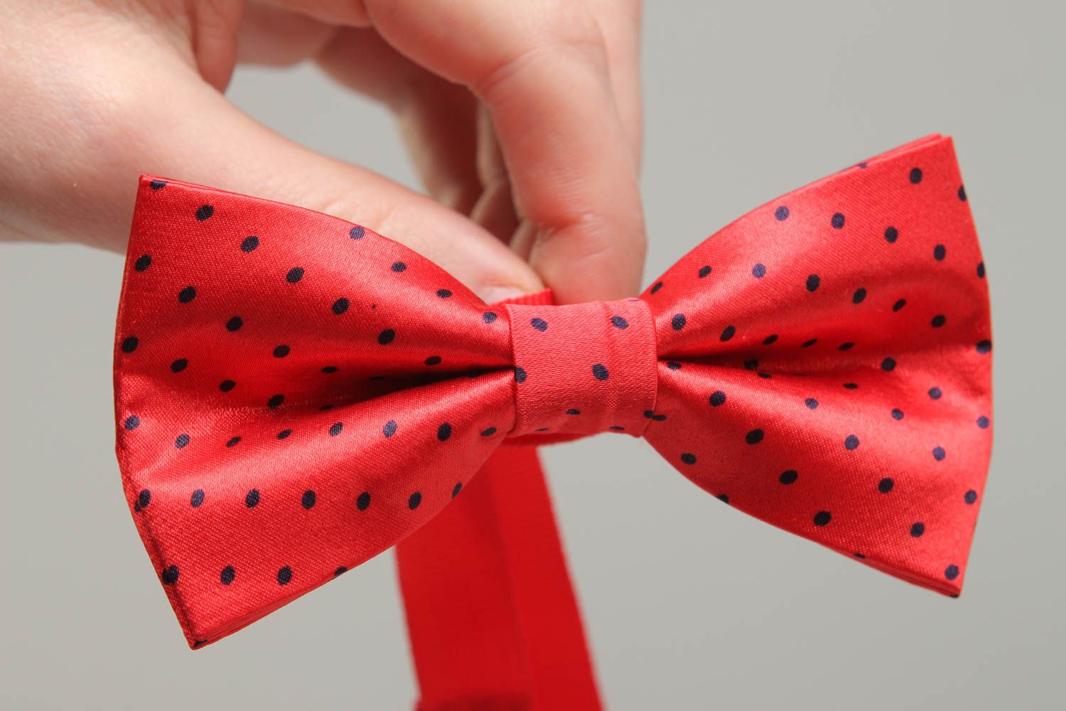 Red polka dot satin fabric bow tie photo 4