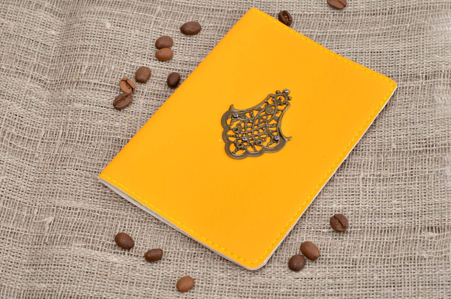 Porte passeport cuir artificiel jaune fait main Cadeau original tendance photo 1