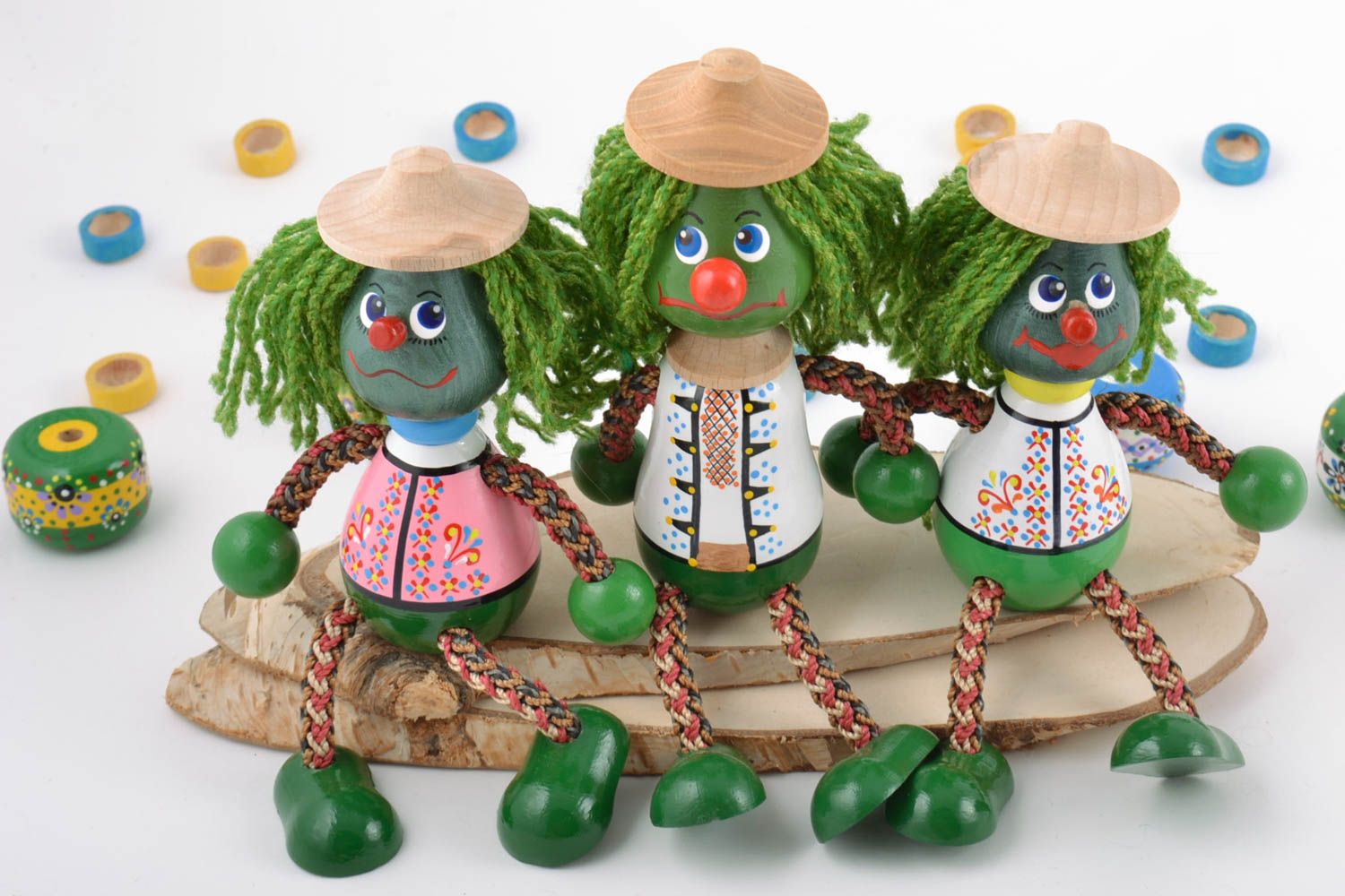 Bunte handmade Spielzeuge aus Holz Set aus 3 Stück Wassermänner für Kinder foto 1