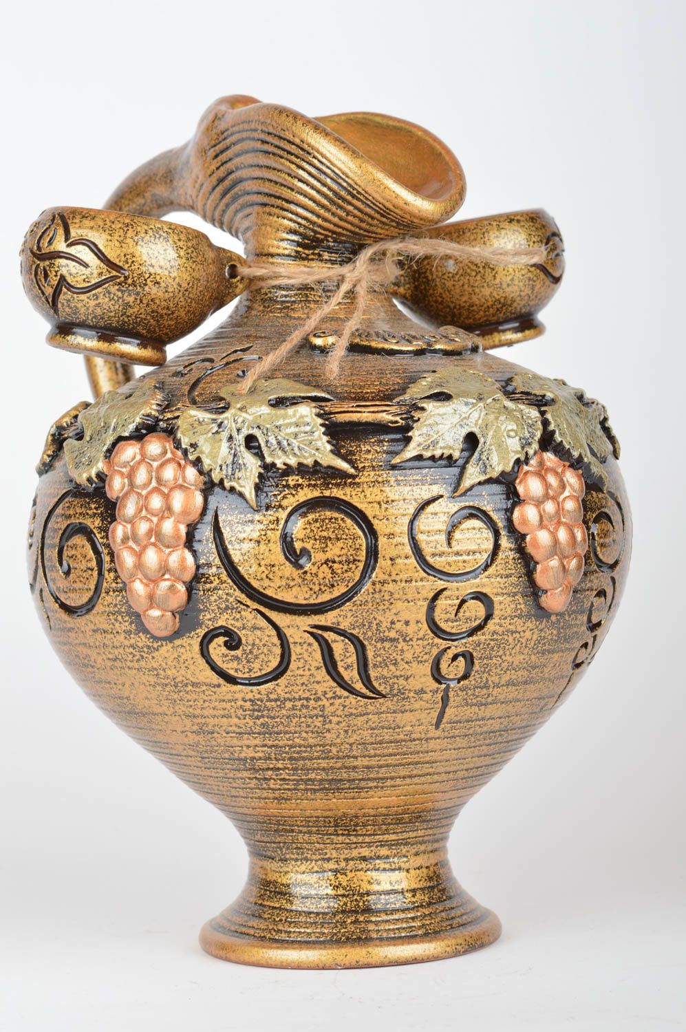 65 oz ceramic wine jug with two wine cups in gold color and grapes' molded pattern and handle 3,9 lb photo 2
