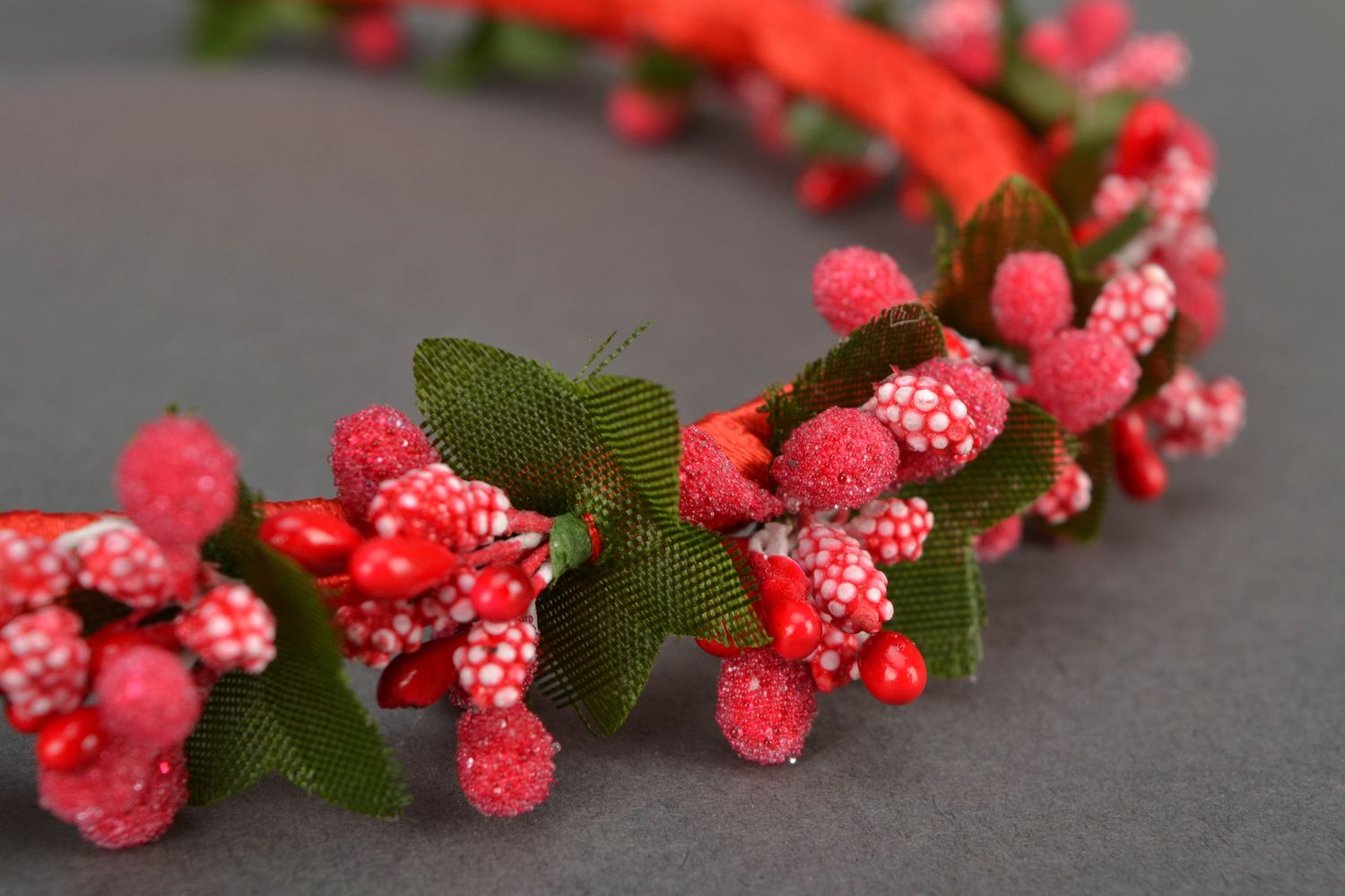 Headband with red berries photo 3
