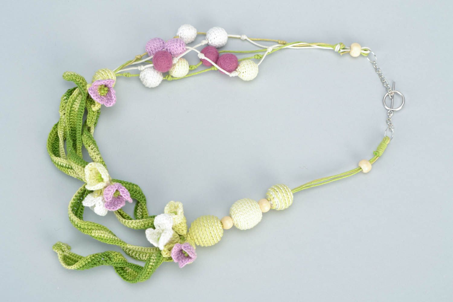 Schöne originelle gehäkelte Halskette mit Blumen aus Baumwollfäden für Modedamen foto 3