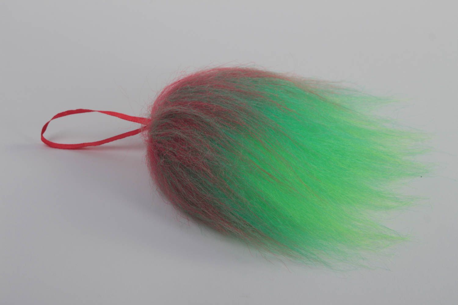 Смешная разноцветная игрушка-пушистик из искусственного меха с петелькой хендейд фото 4